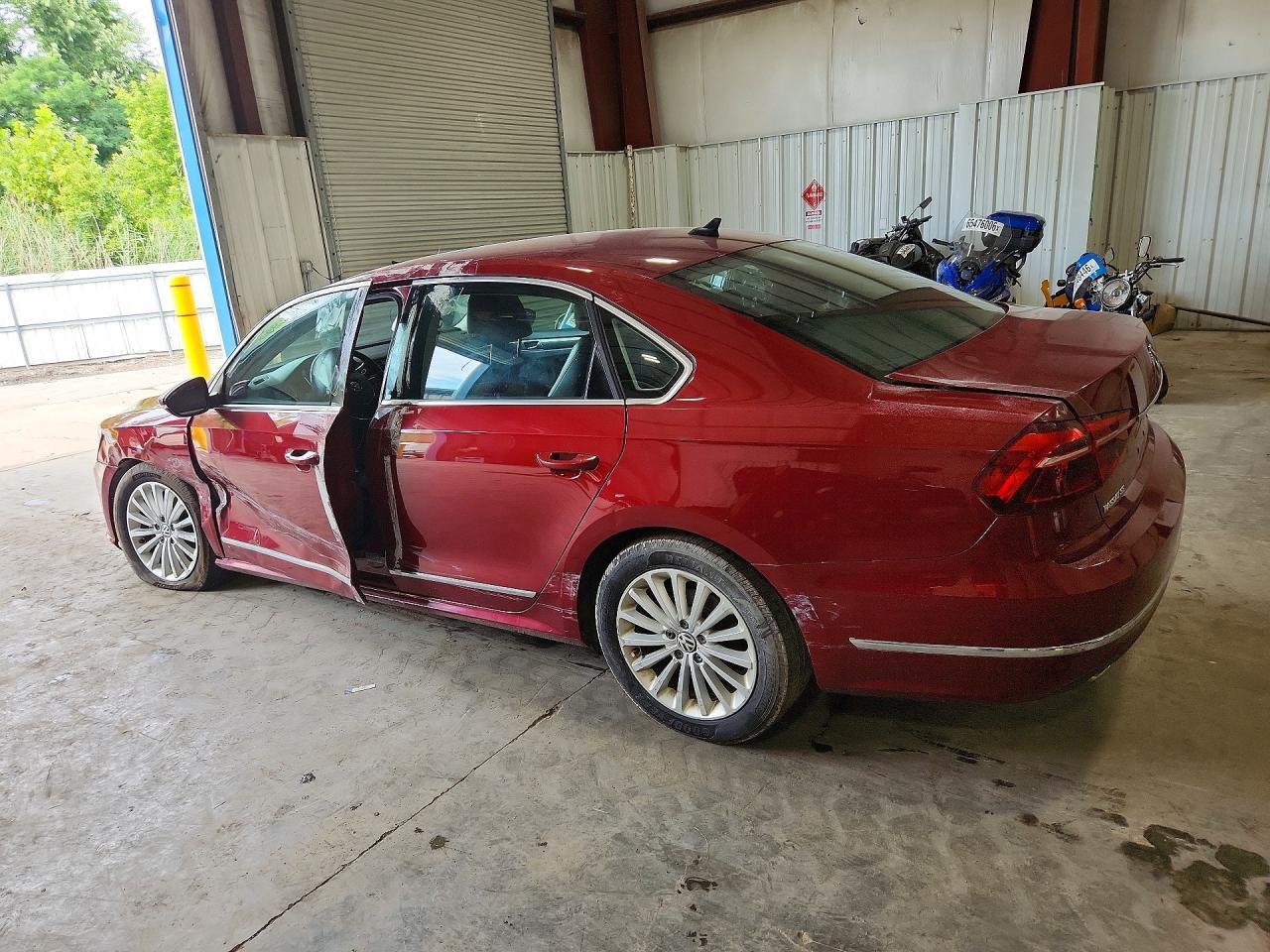 2017 Volkswagen Passat Se - Фото 2