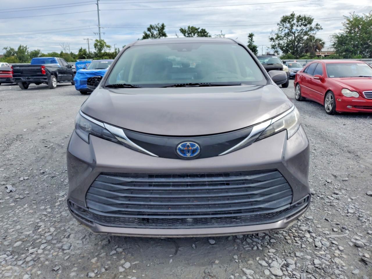 2021 Toyota Sienna Platinum 7-Passenger - Image 5