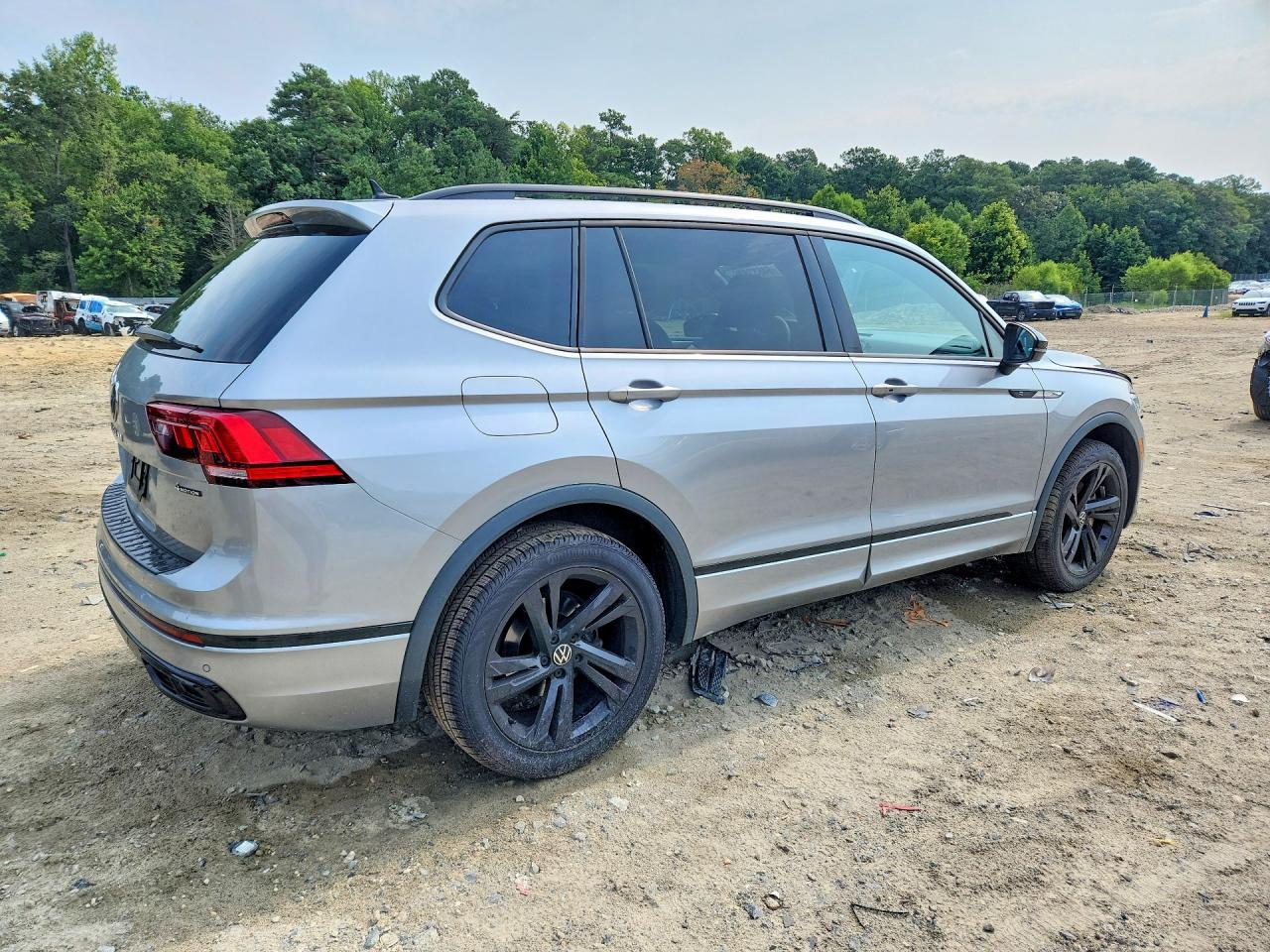 2023 Volkswagen Tiguan Se R-Line Black - Image 3