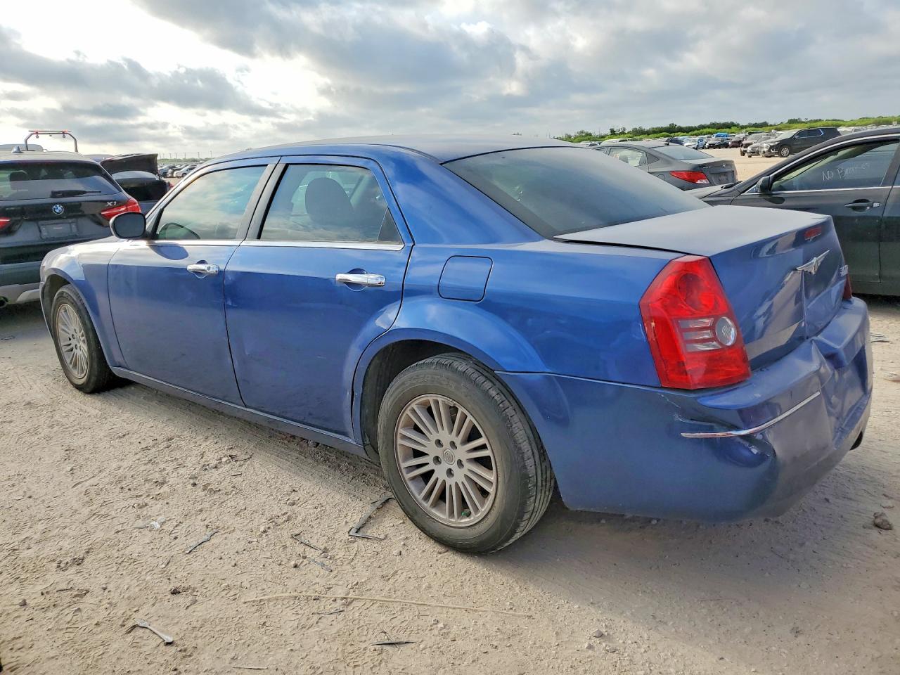 2010 Chrysler 300 Touring - Фото 2