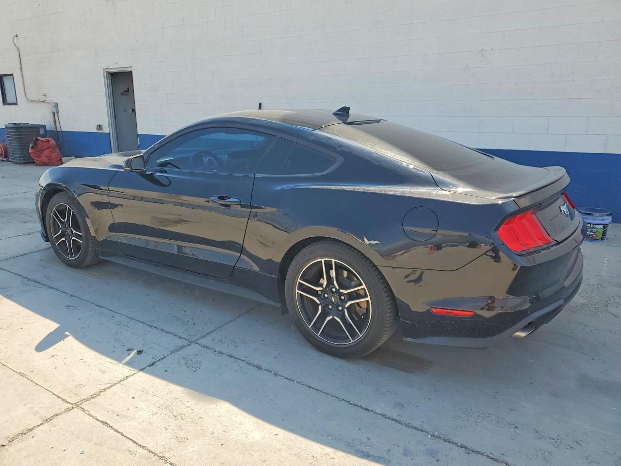 2020 Ford Mustang - Фото 2