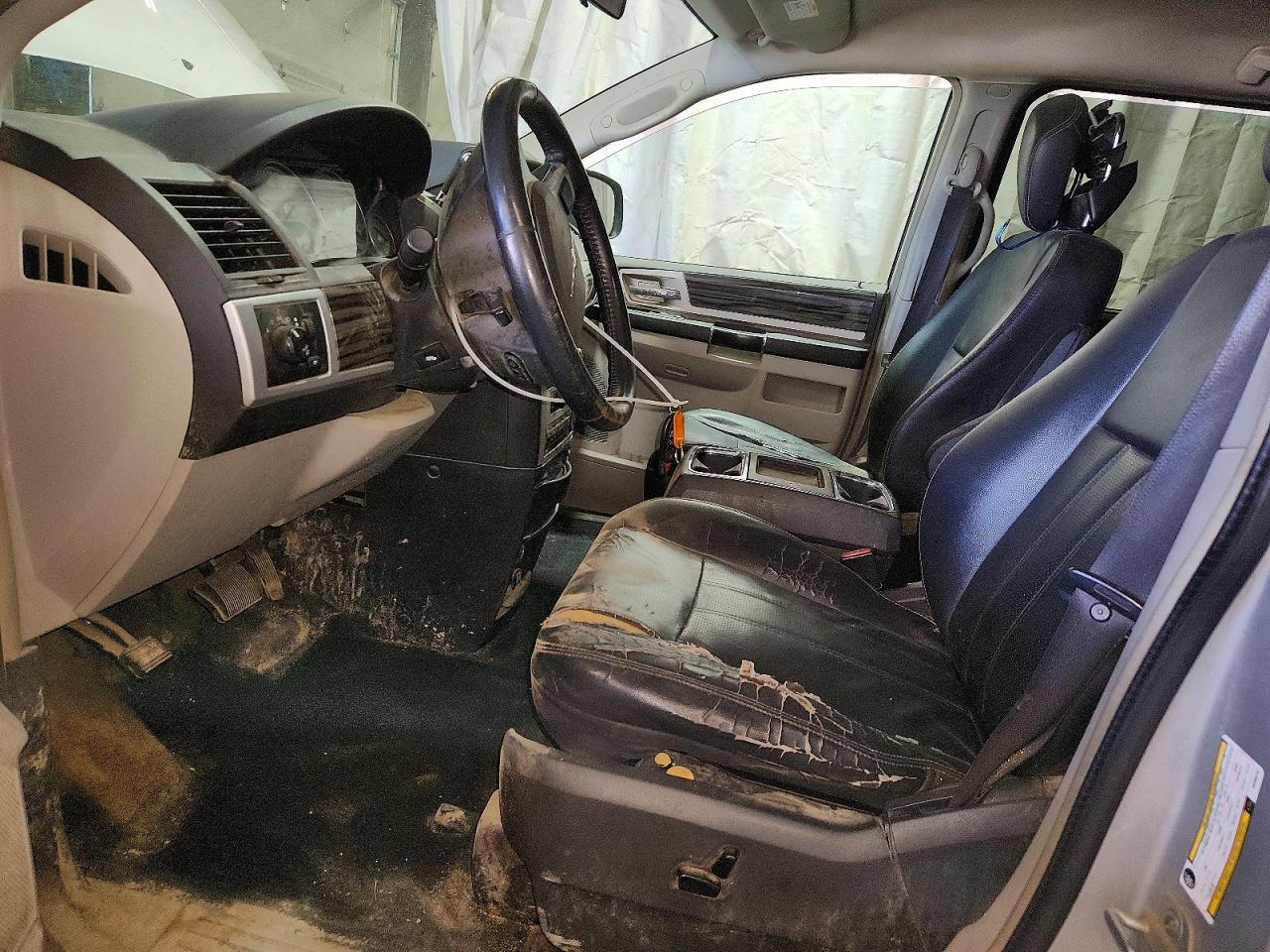 2010 Chrysler Town & Country Touring - Фото 7