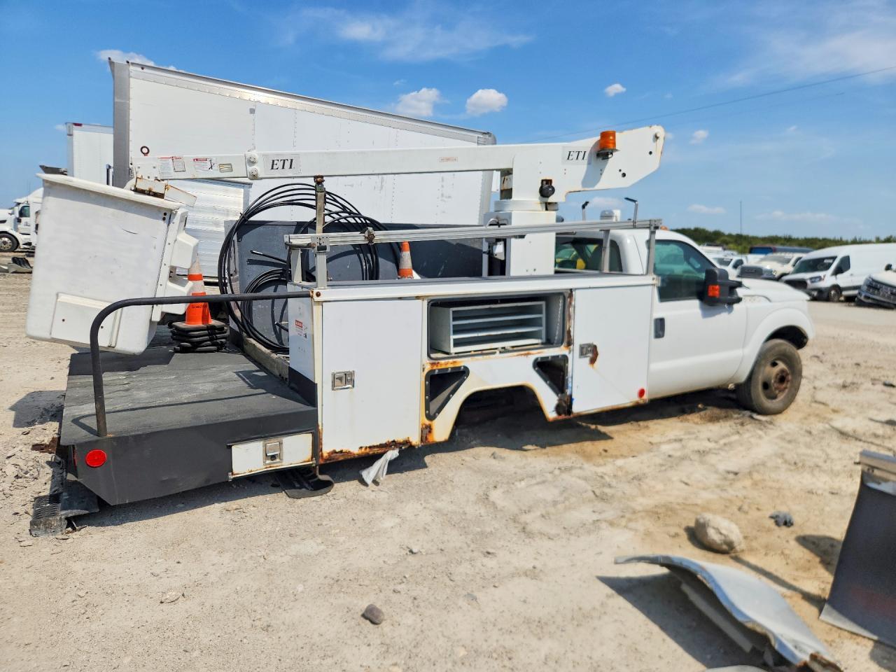 2011 Ford F350 Super Duty Bucket Truck - Фото 3
