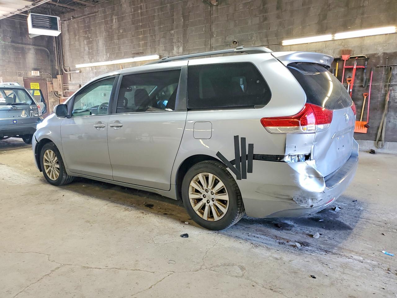 2012 Toyota Sienna Xle 7-Passenger - Фото 2