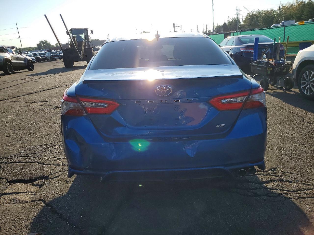 2018 Toyota Camry Se - Image 6