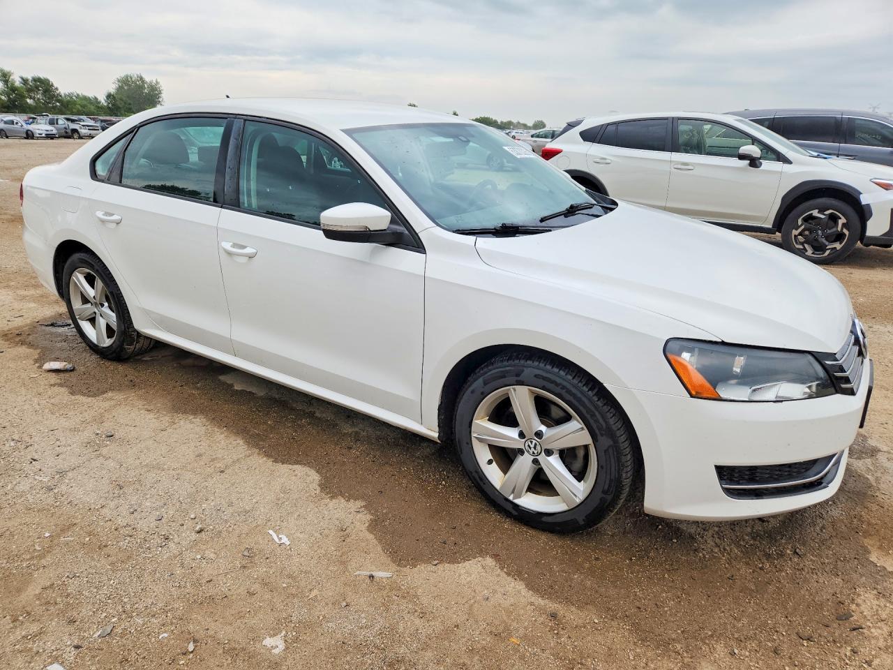 2014 Volkswagen Passat S - Фото 4
