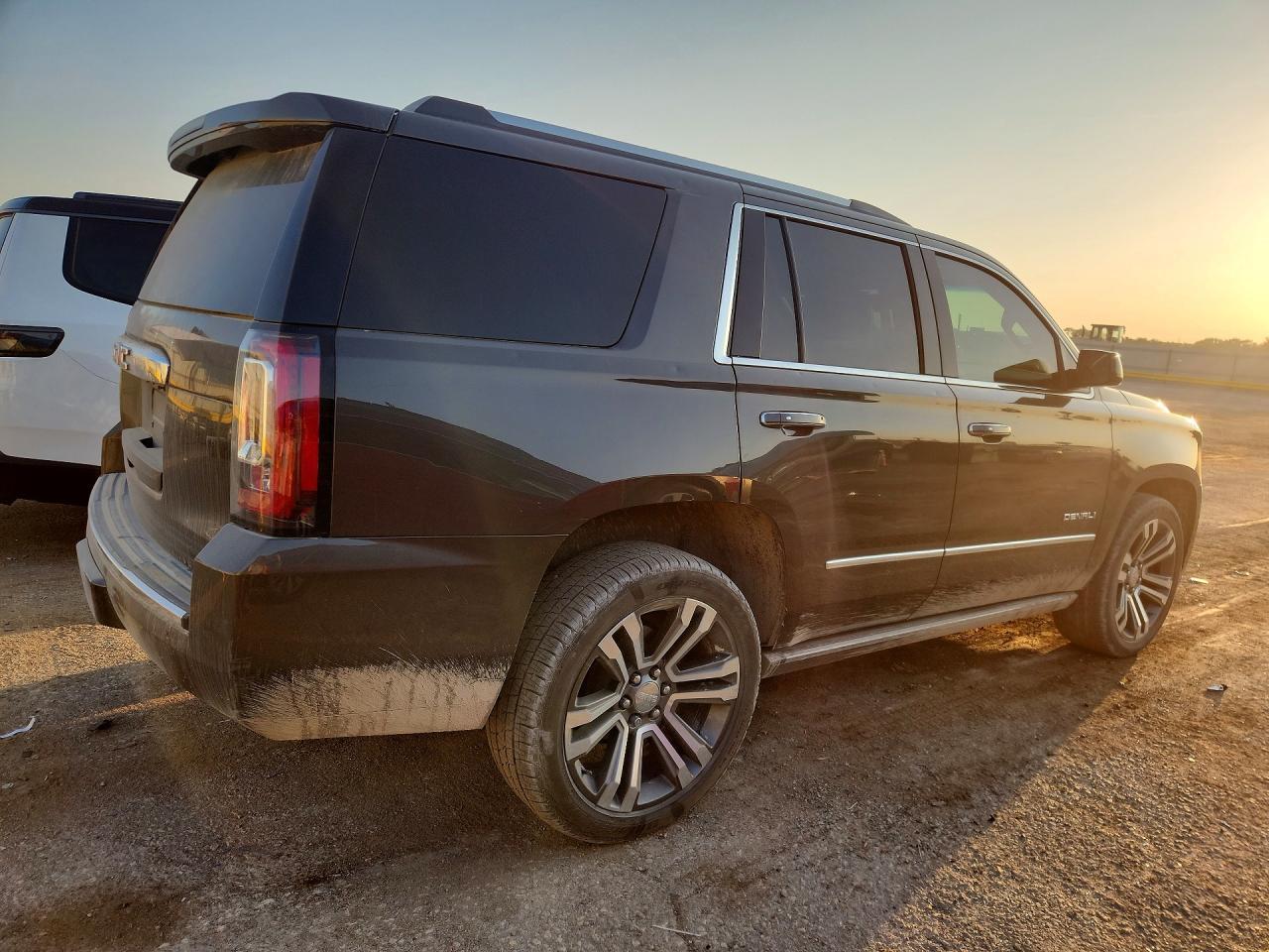 2019 GMC Yukon Denali - Image 3