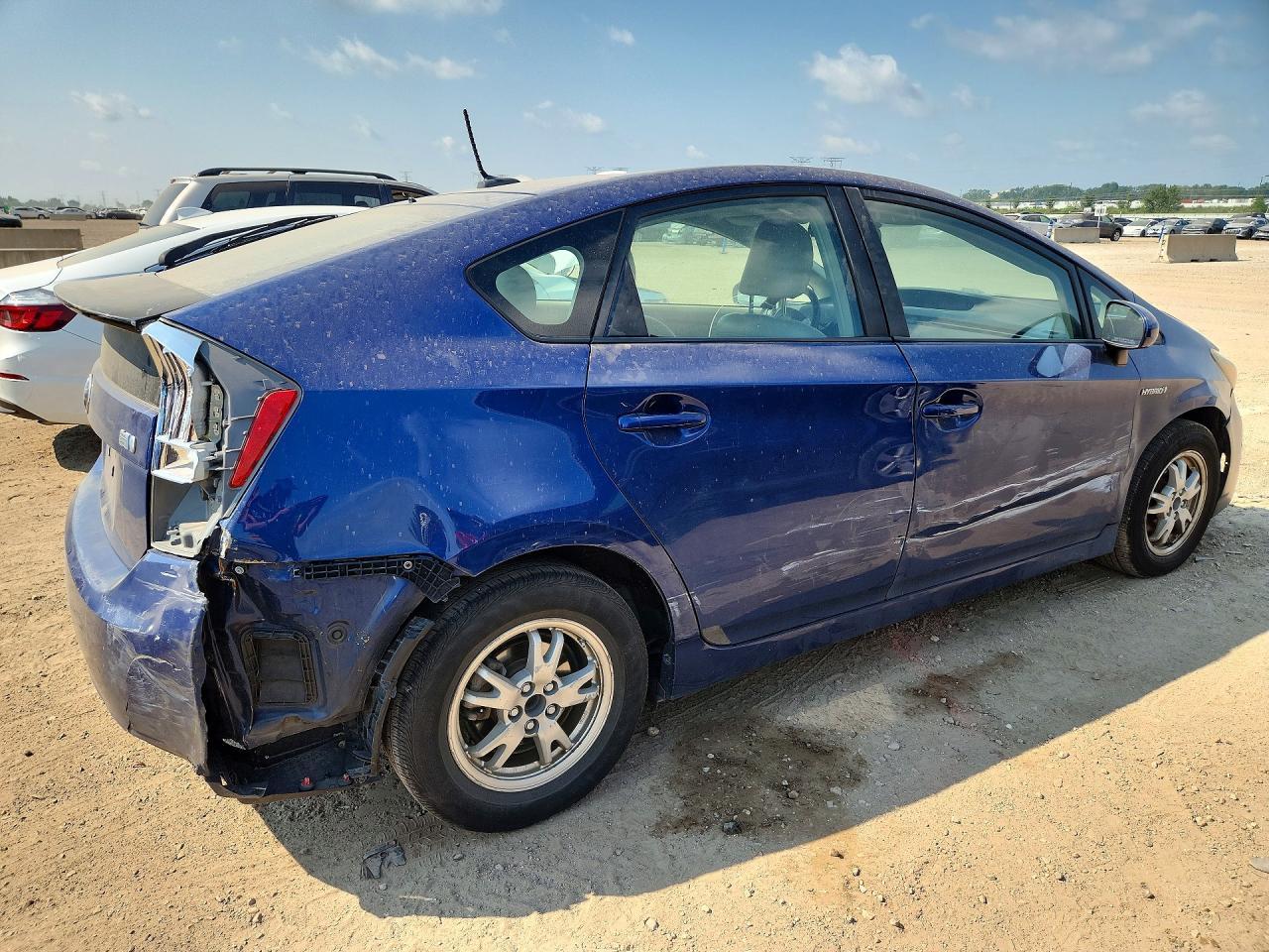 2011 Toyota Prius Three - Фото 3