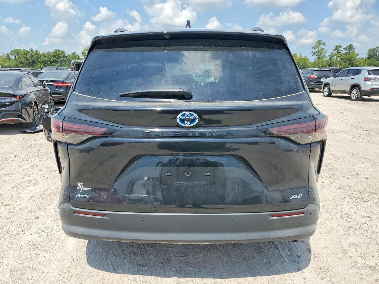 2025 Toyota Sienna Xle - Image 6