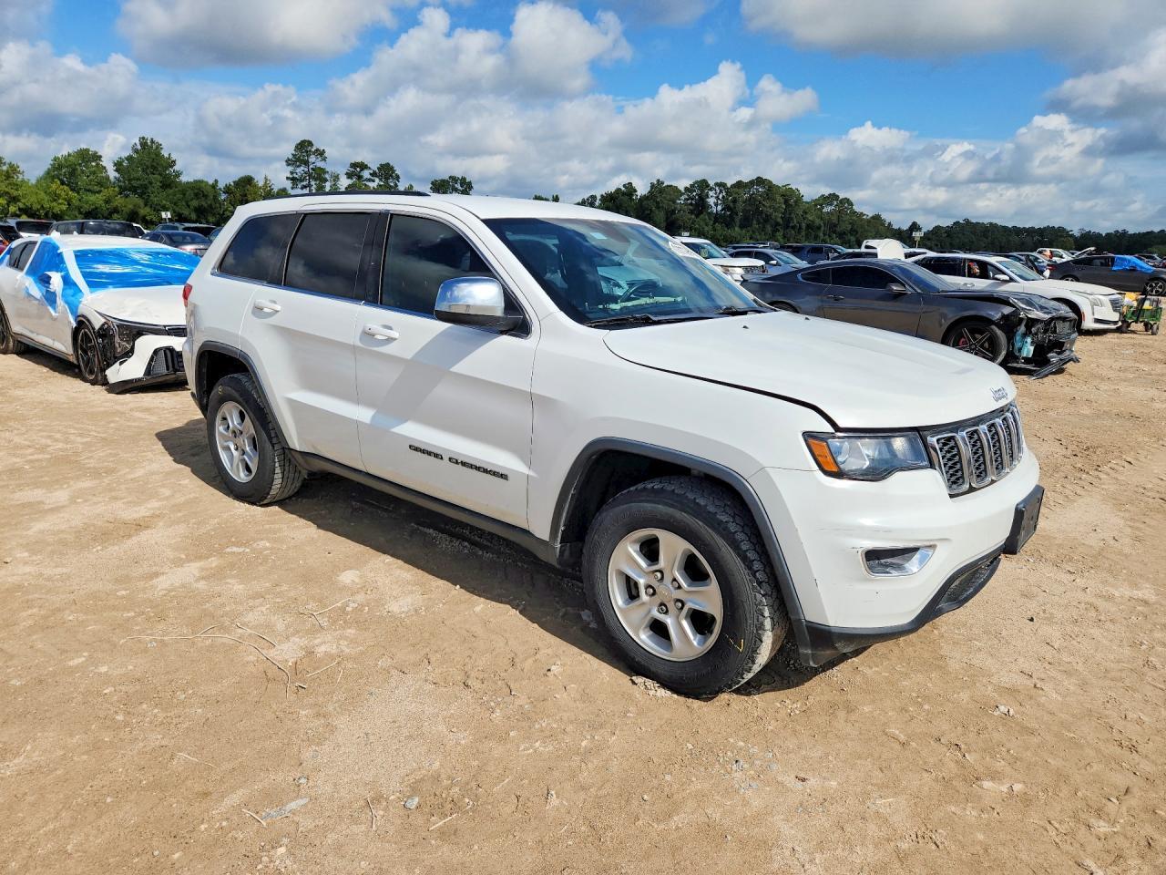 2017 Jeep Grand Cherokee Laredo - Image 4