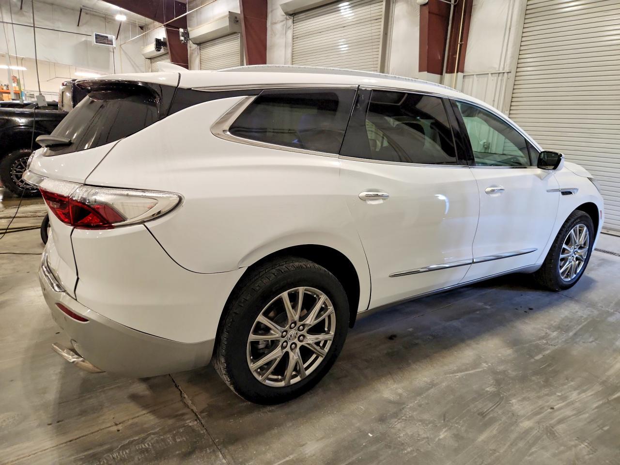 2023 Buick Enclave Essence - Image 3