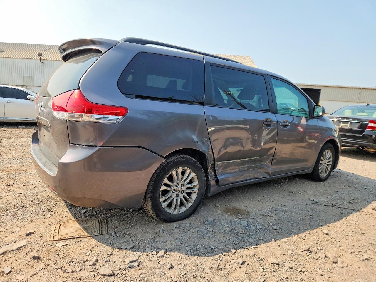 2011 Toyota Sienna Xle 8-Passenger - Фото 3