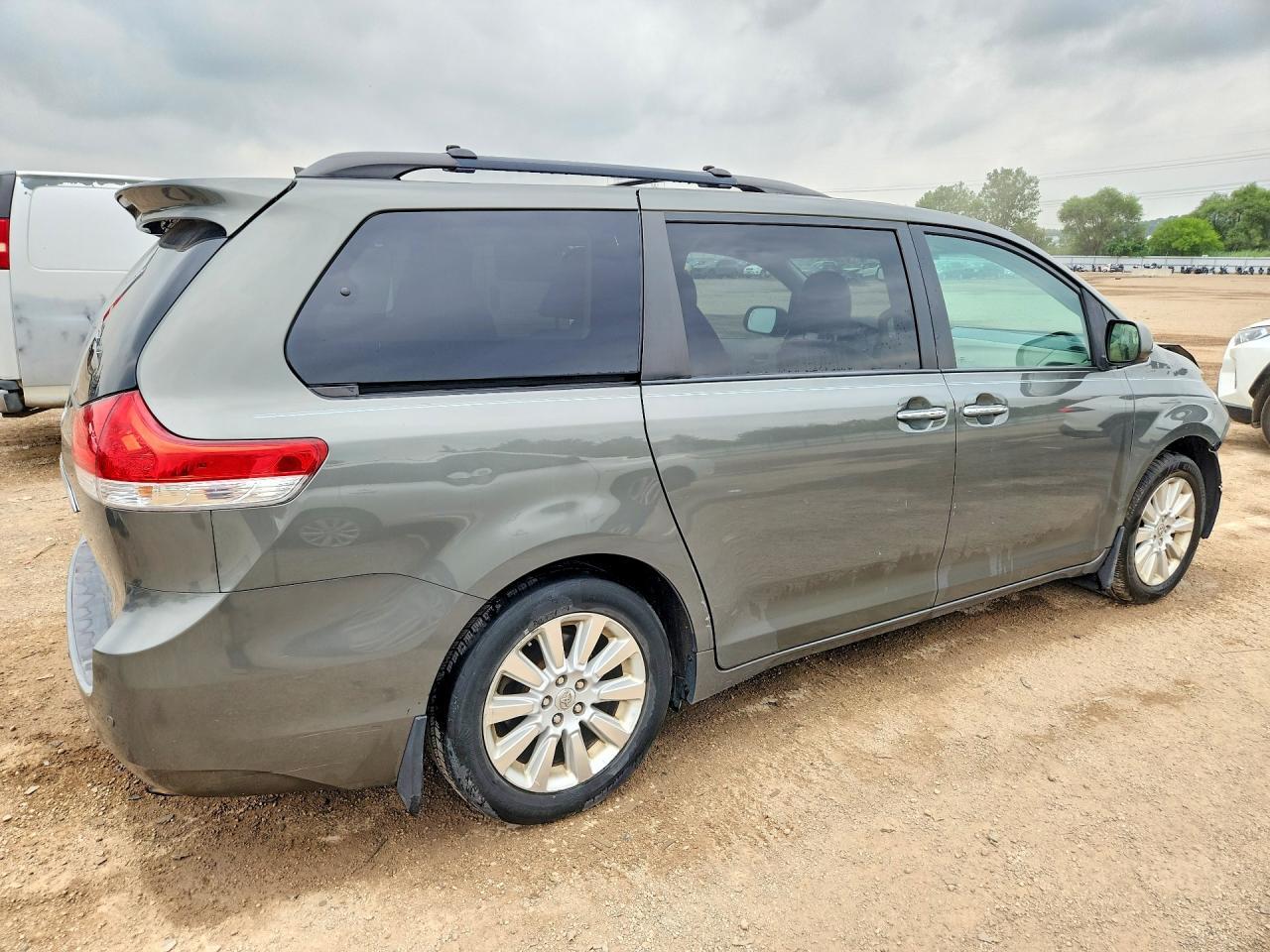 2012 Toyota Sienna Limited 7-Passenger - Фото 3
