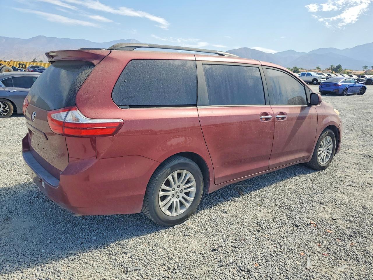 2016 Toyota Sienna Xle Premium 8-Passenger - Image 3