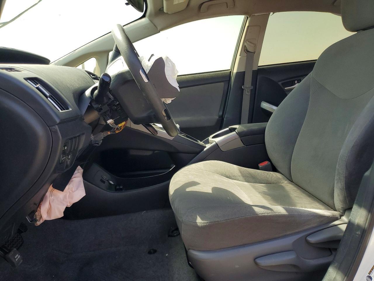 2015 Toyota Prius Two - Фото 7