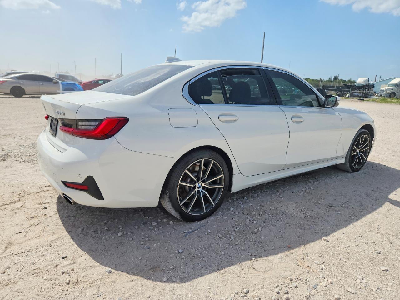 2020 BMW 330Xi - Фото 3