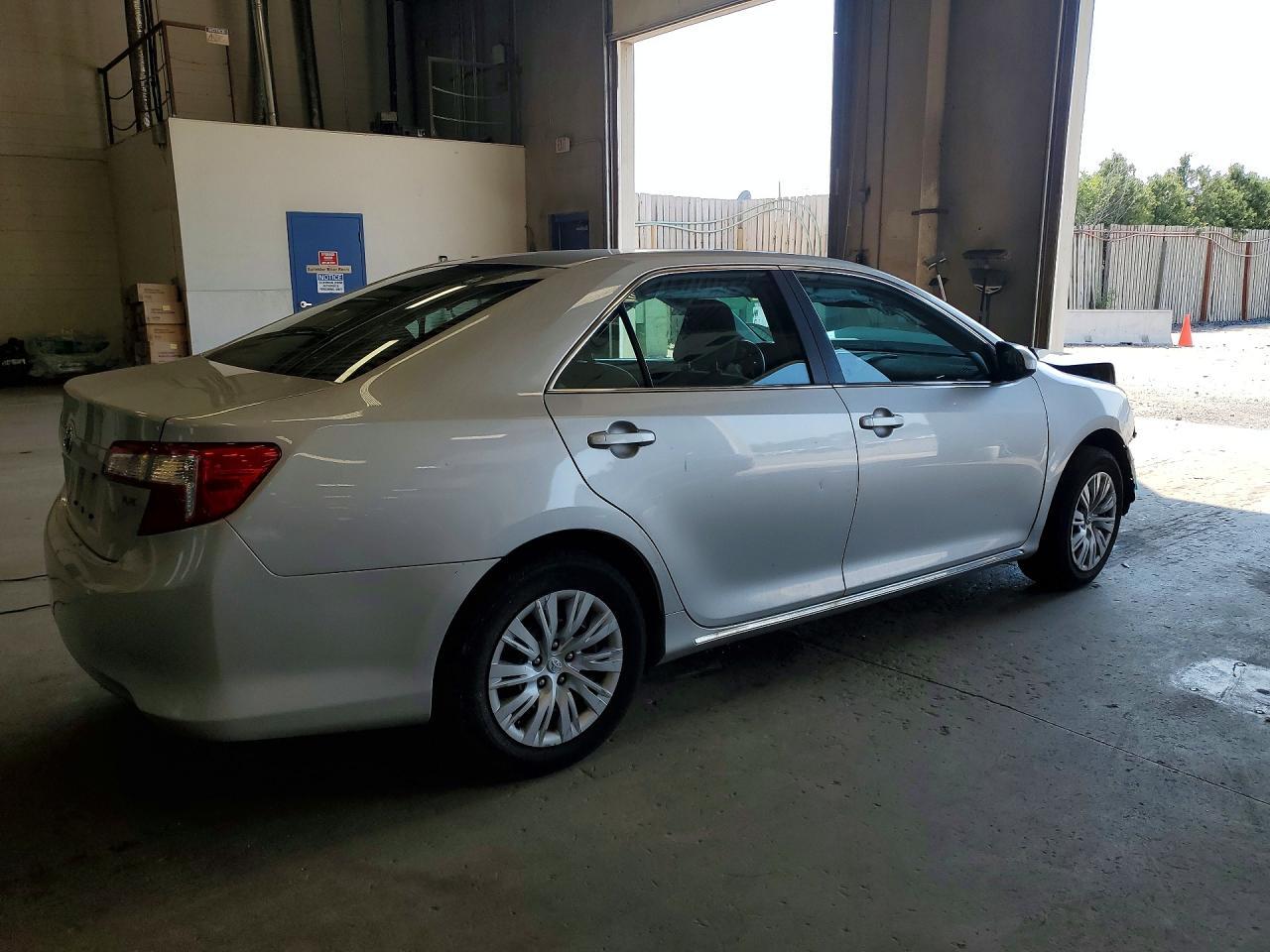 2014 Toyota Camry Le - Фото 3