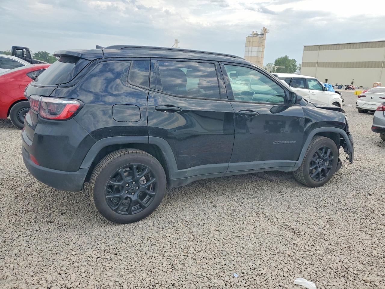 2025 Jeep Compass Latitude - Фото 3