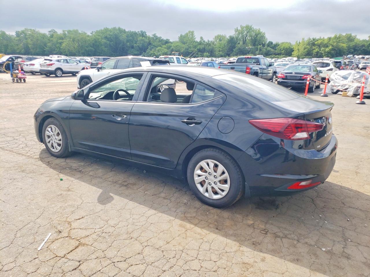 2020 Hyundai Elantra Se - Image 2