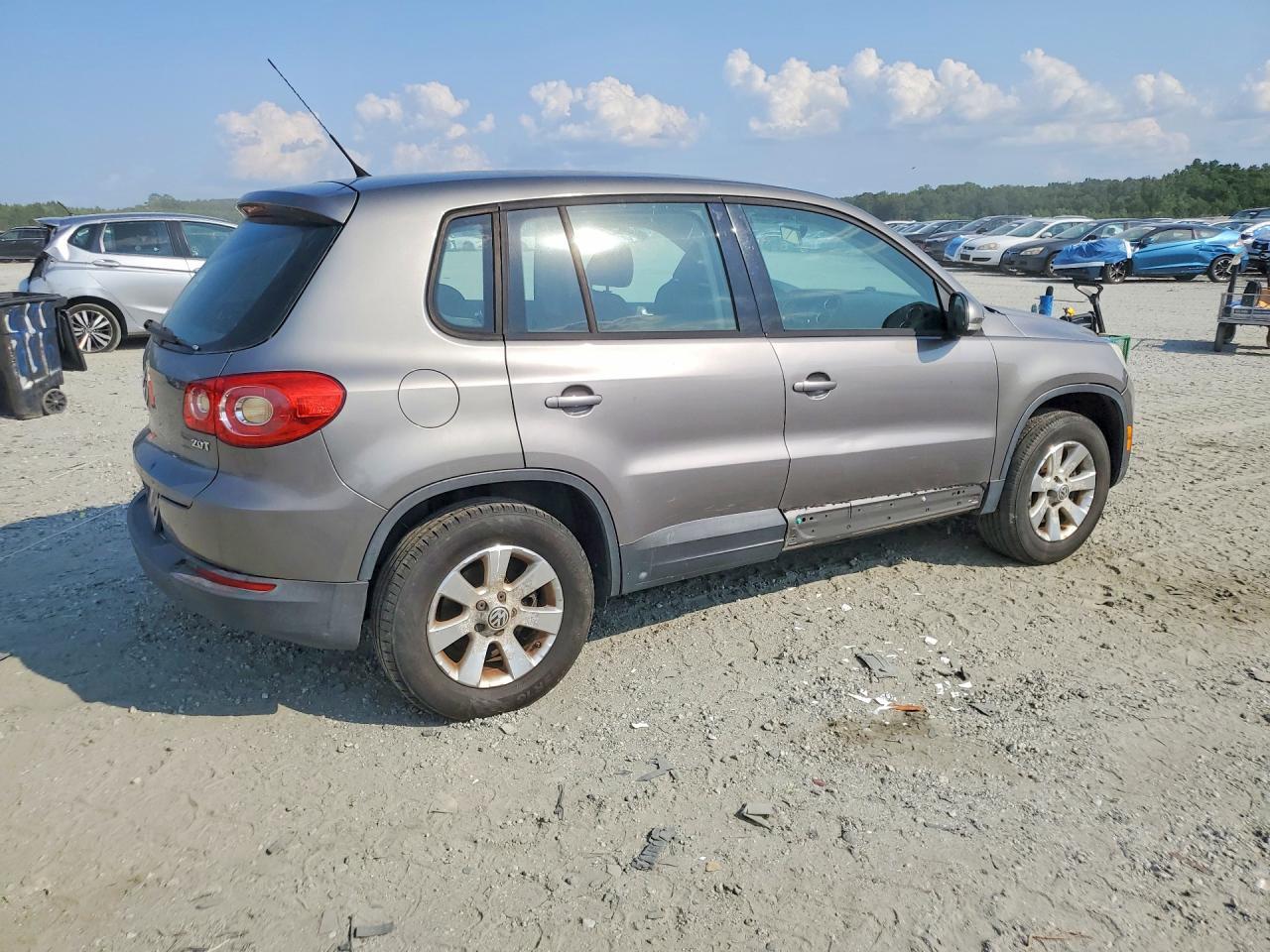 2010 Volkswagen Tiguan S - Image 3