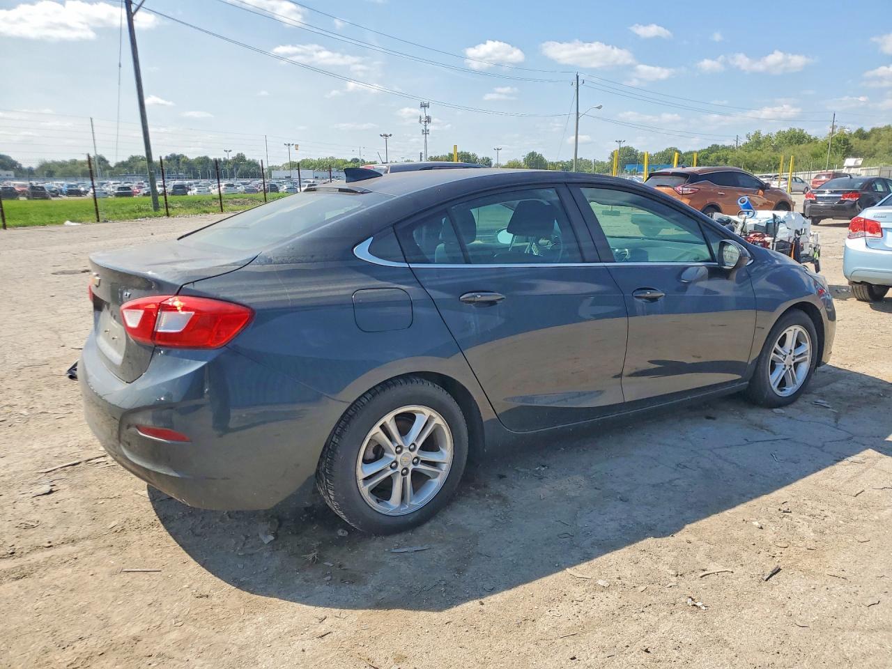 2018 Chevrolet Cruze Lt - Image 3