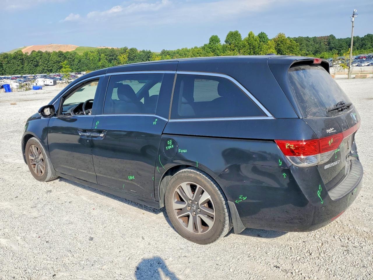 2014 Honda Odyssey Touring - Image 2