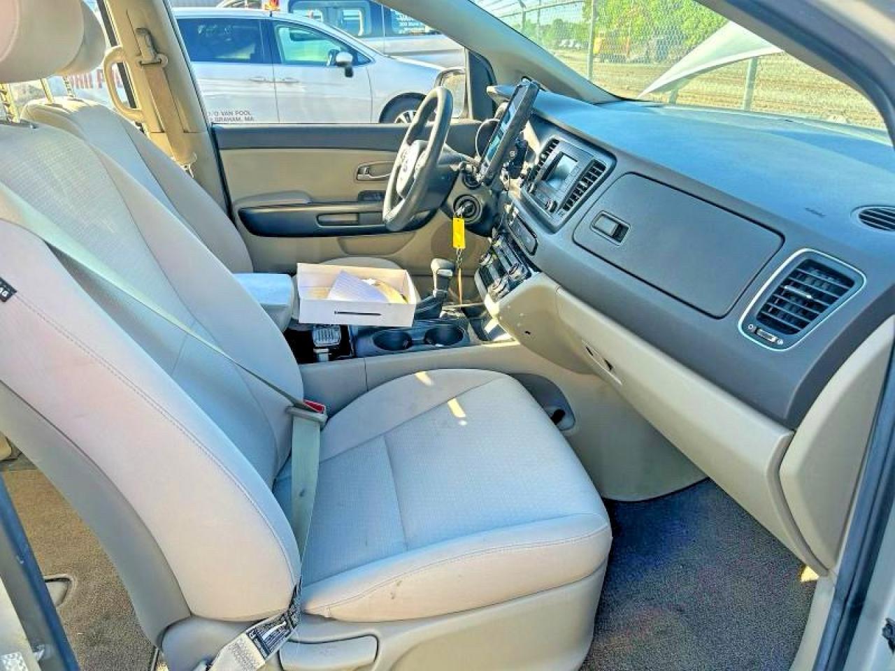 2017 Kia Sedona L - Фото 5