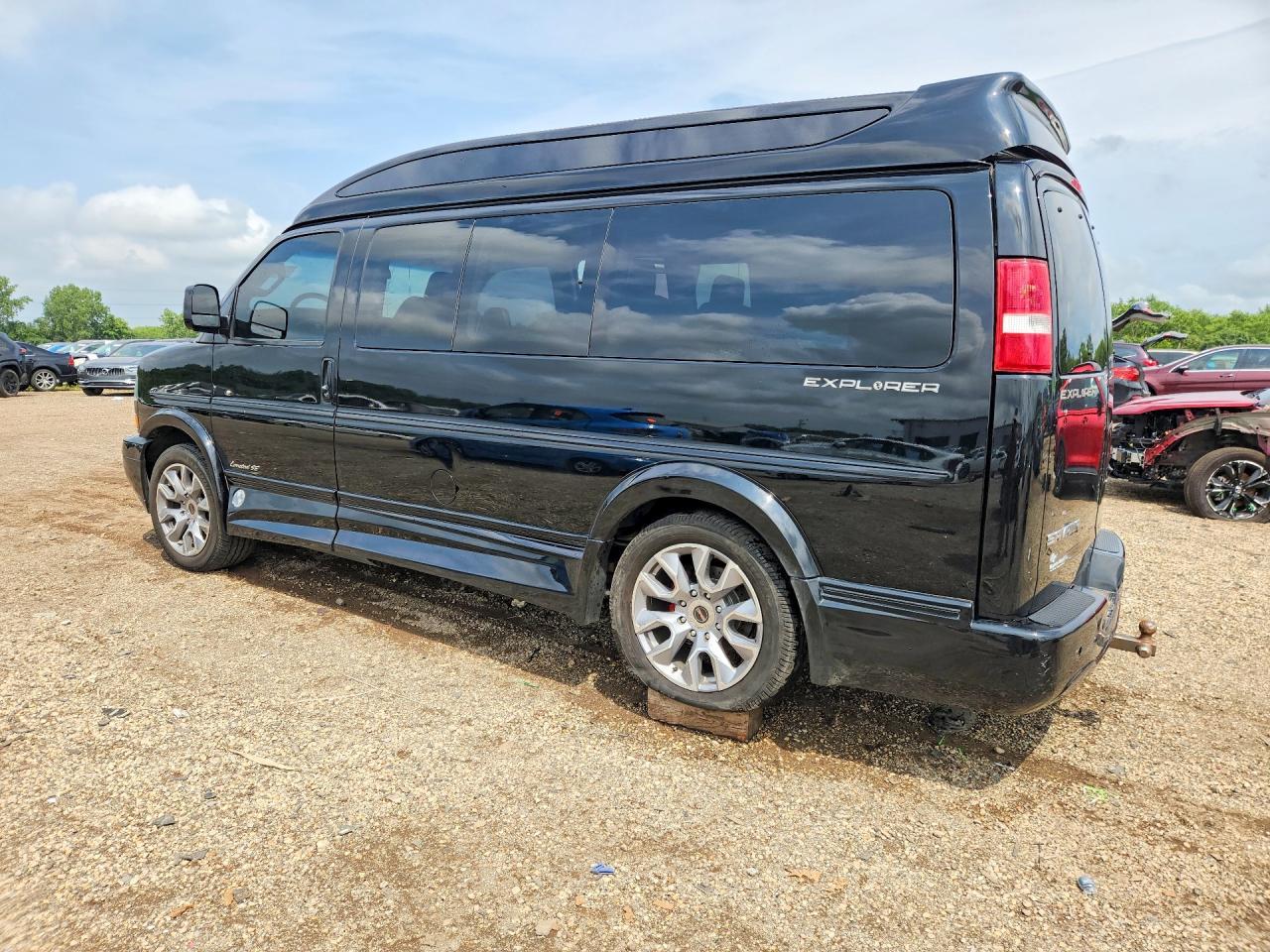 2022 GMC Savana G2500 - Фото 2