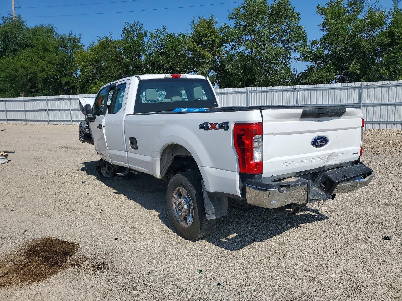 2017 Ford F250 Super Duty - Фото 2