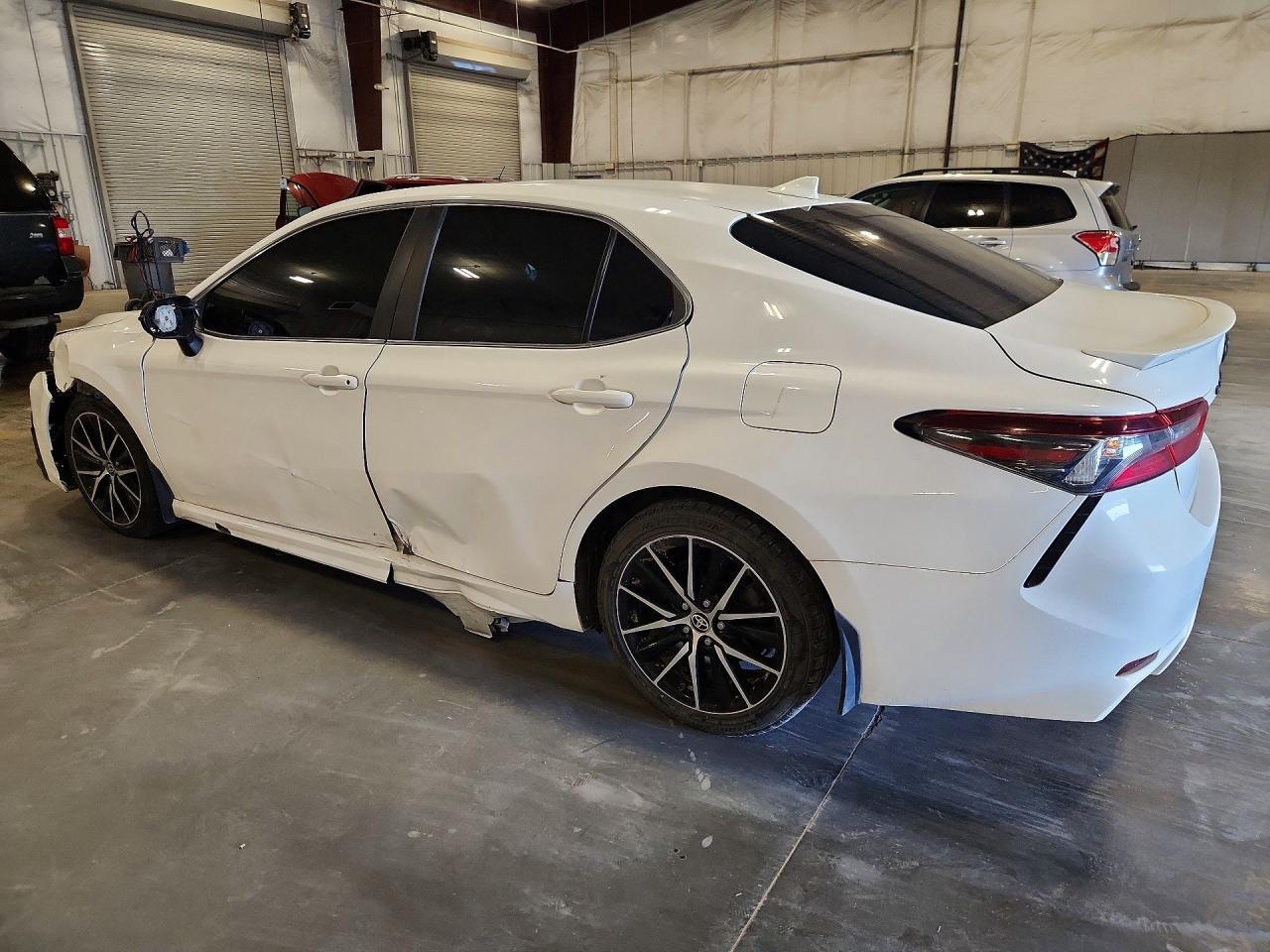 2021 Toyota Camry Se - Фото 2