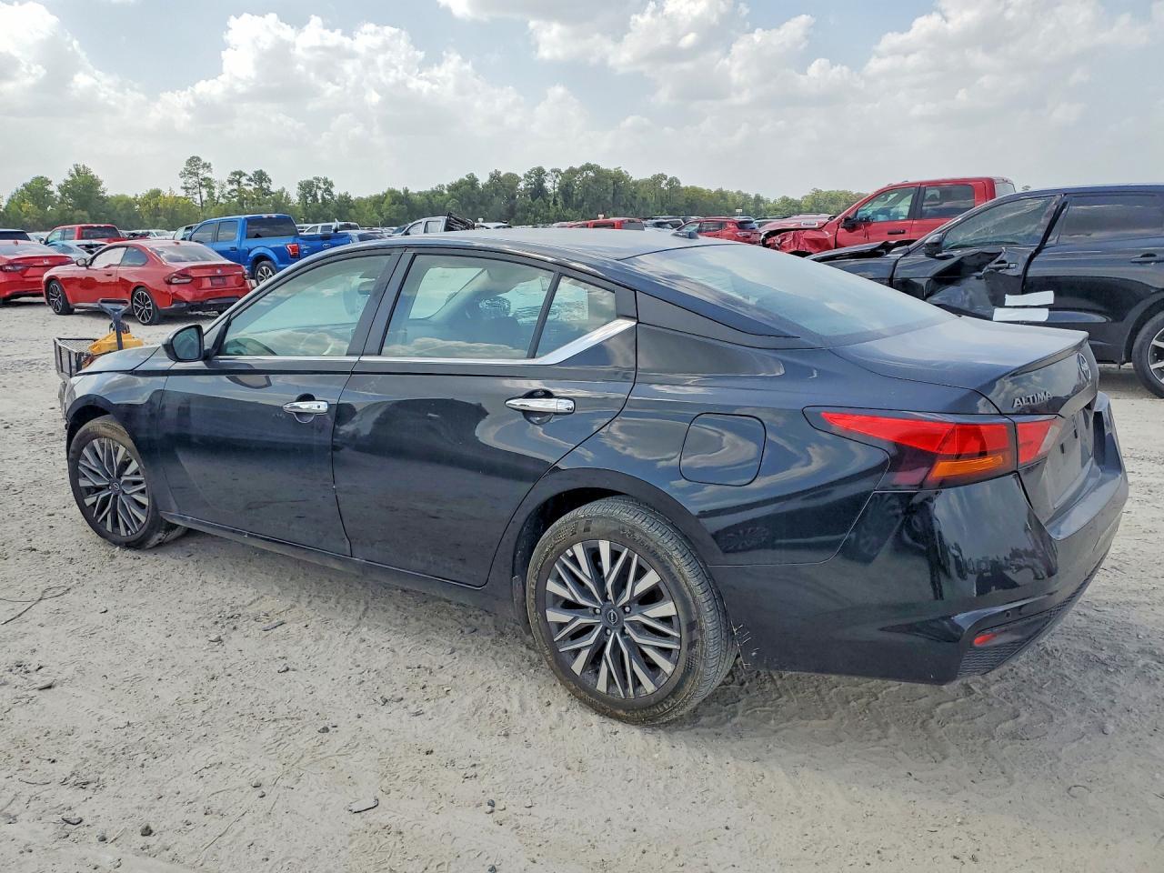2025 Nissan Altima Sv - Image 2