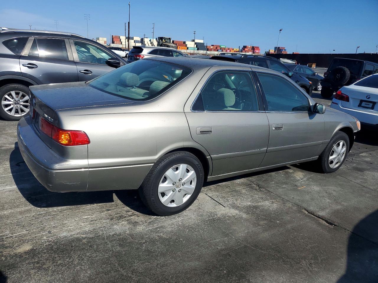 2001 Toyota Camry Ce - Фото 3