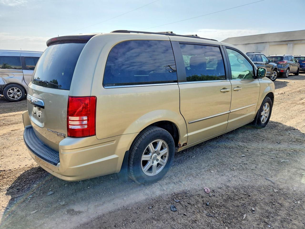 2010 Chrysler Town & Country Touring - Image 3