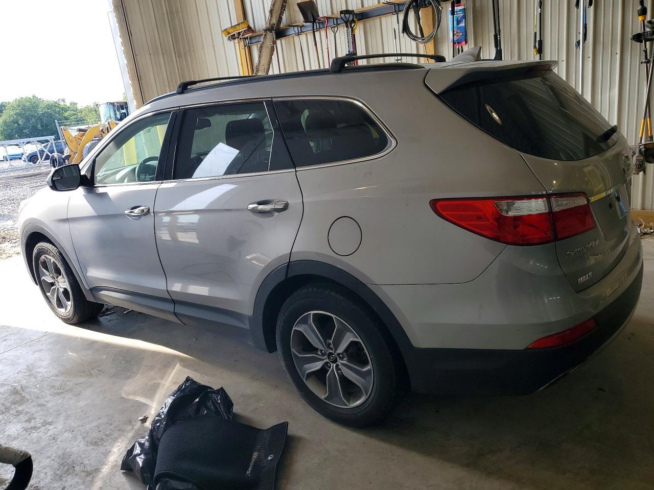 2016 Hyundai Santa Fe Se - Image 2