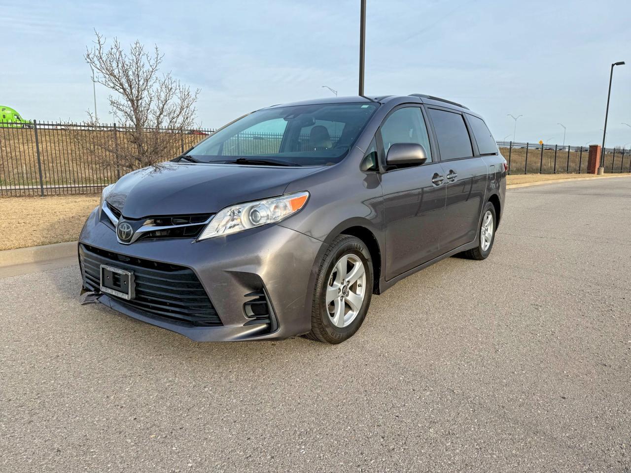 2018 Toyota Sienna Le - Image 2