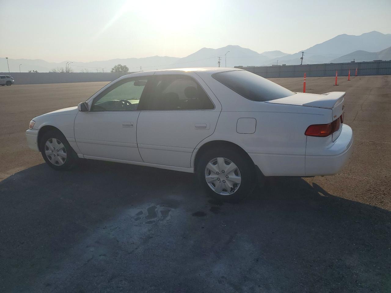 2000 Toyota Camry Le - Фото 2