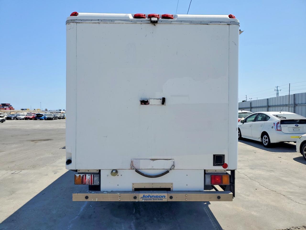 2017 Isuzu Npr Box Truck - Фото 6