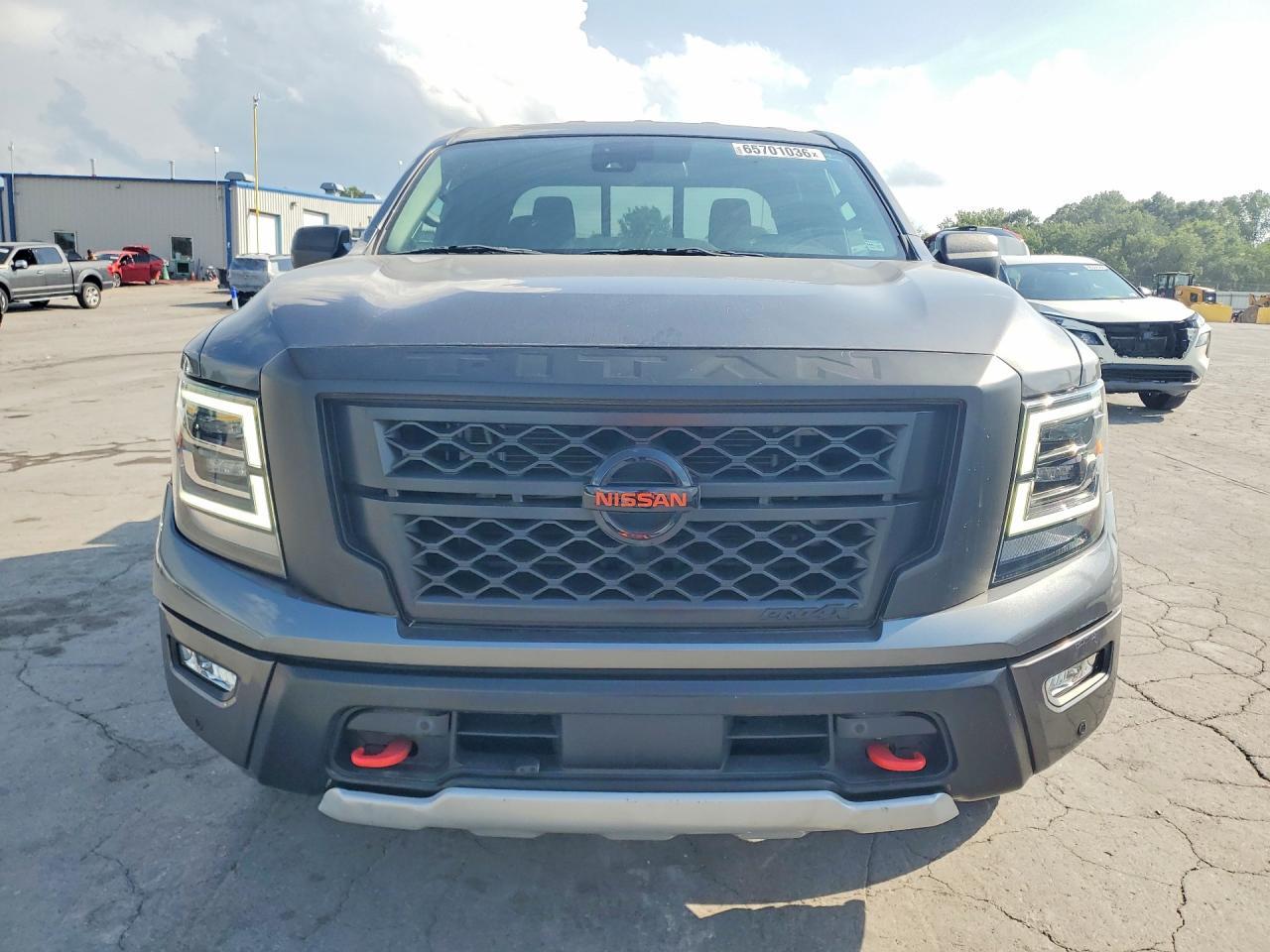 2022 Nissan Titan Pro-4X - Фото 5