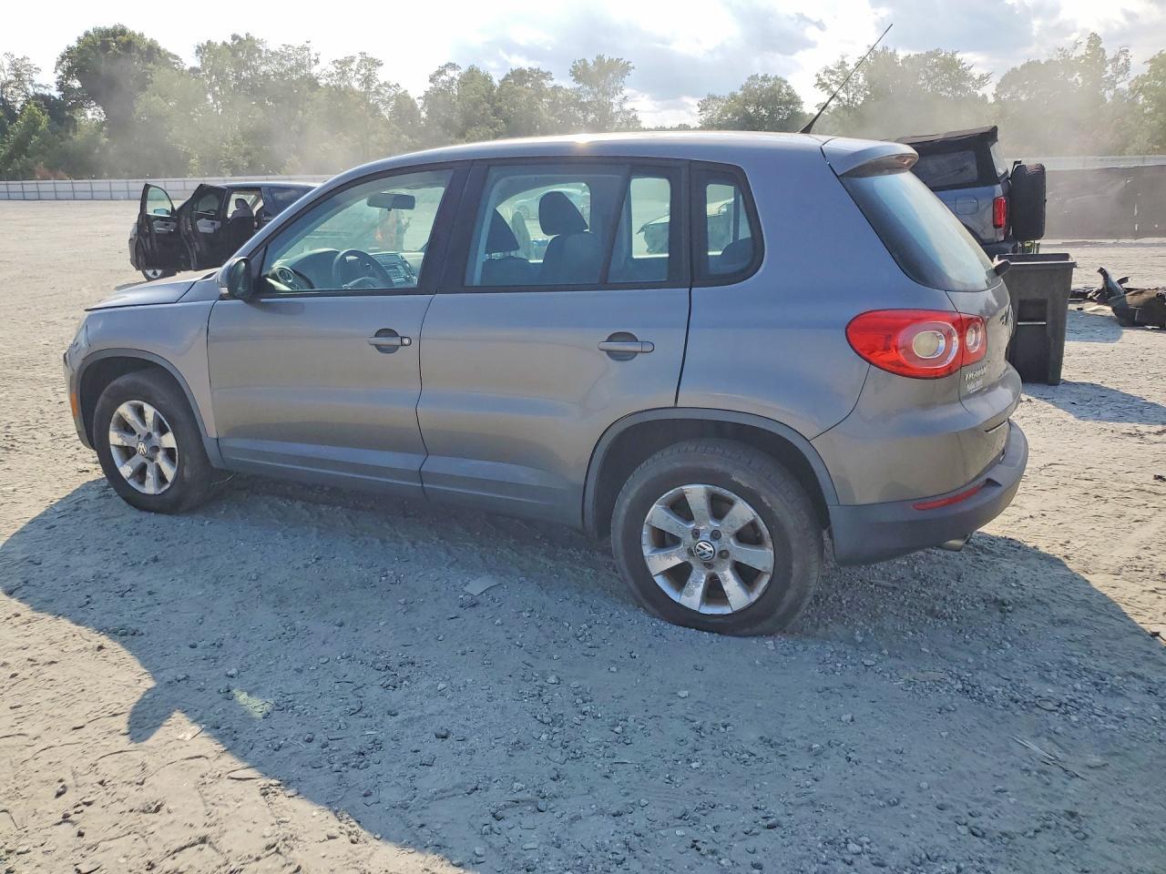 2010 Volkswagen Tiguan S - Image 2