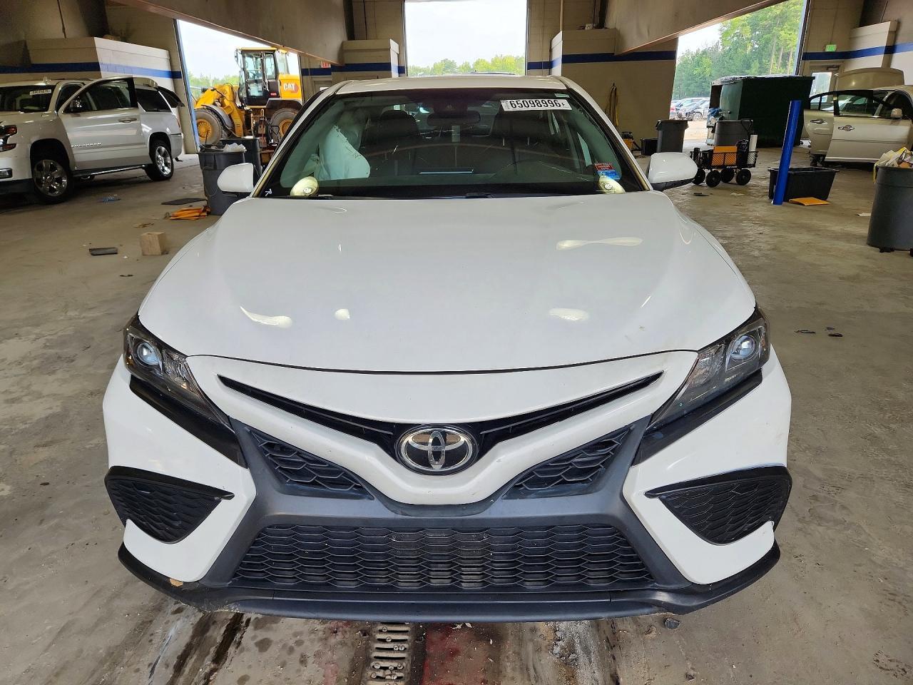2024 Toyota Camry Se - Image 5