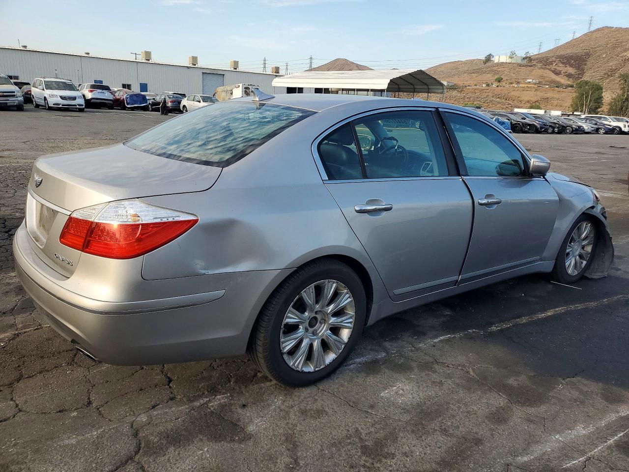 2011 Hyundai Genesis 3.8L - Фото 3