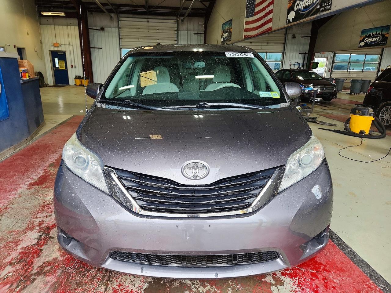 2011 Toyota Sienna Le - Image 5