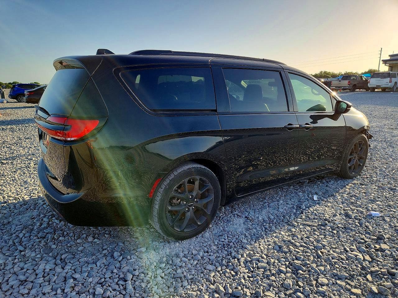 2022 Chrysler Pacifica Touring L - Image 3