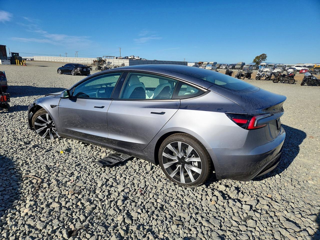 2026 Tesla Model 3 - Фото 2