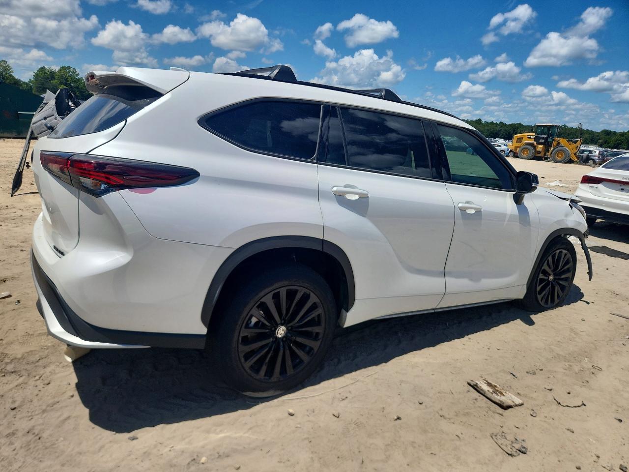 2025 Toyota Highlander Xse - Image 3