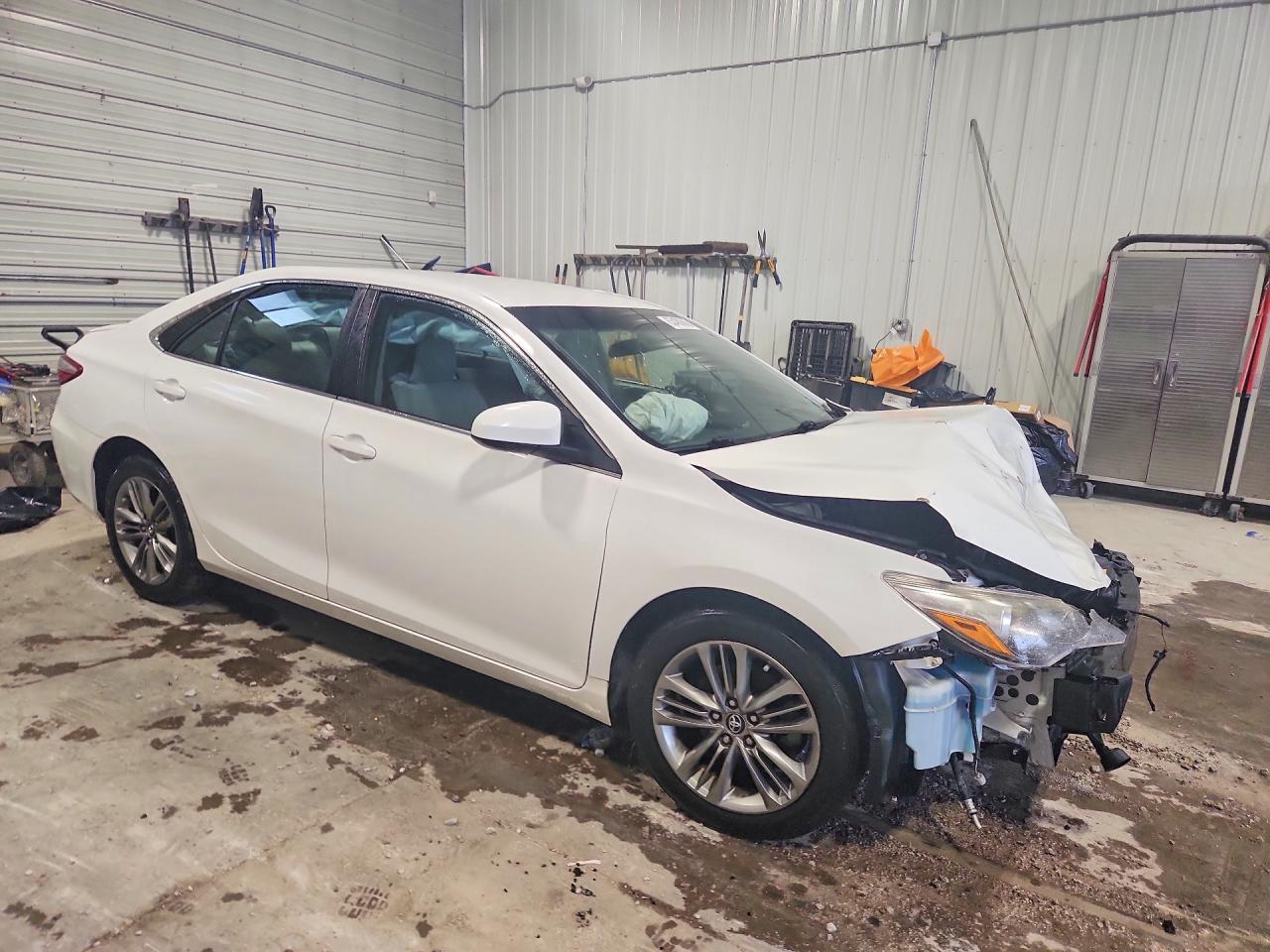 2017 Toyota Camry Se - Фото 4