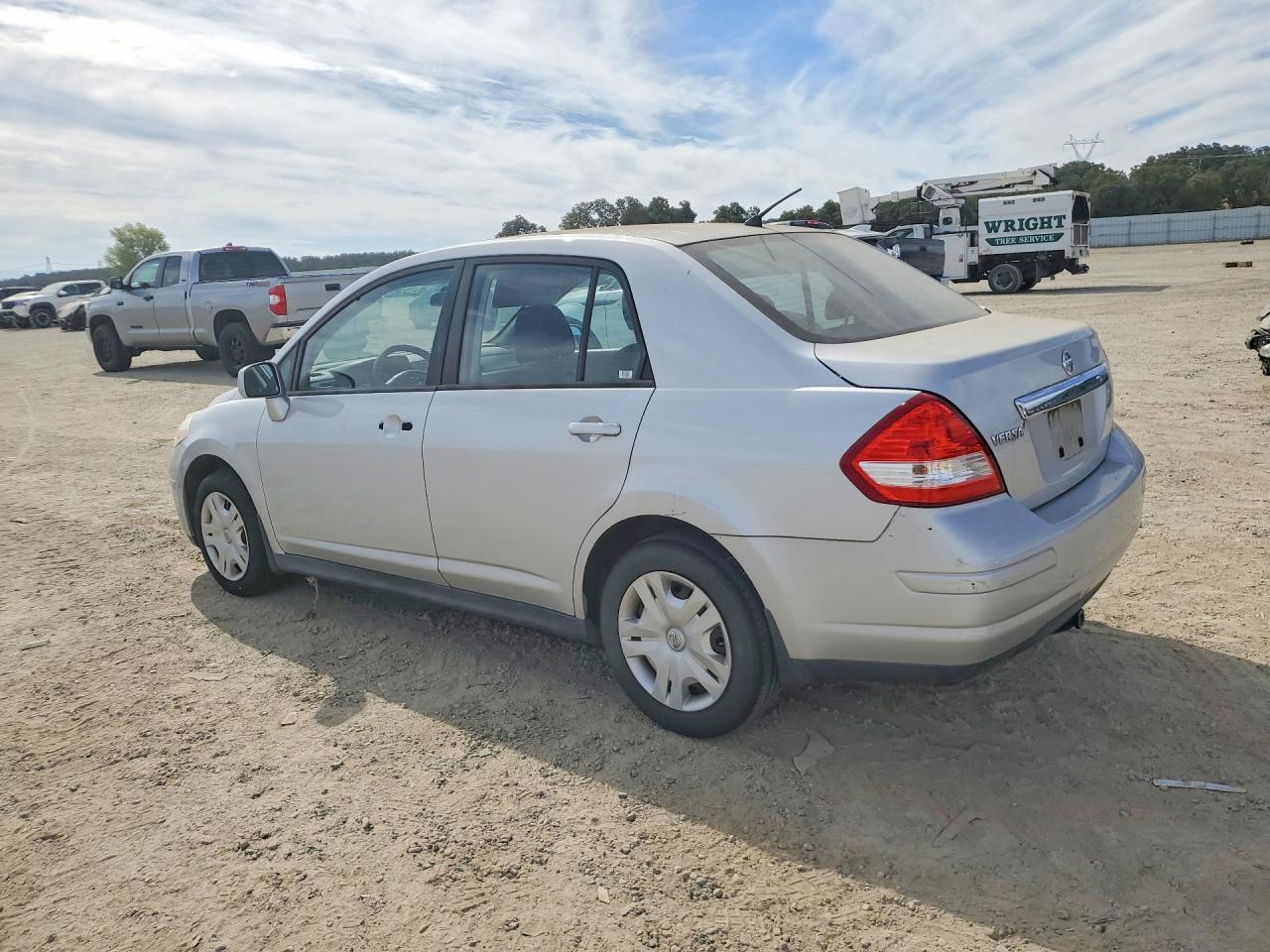 2010 Nissan Versa 1.8 S - Image 2