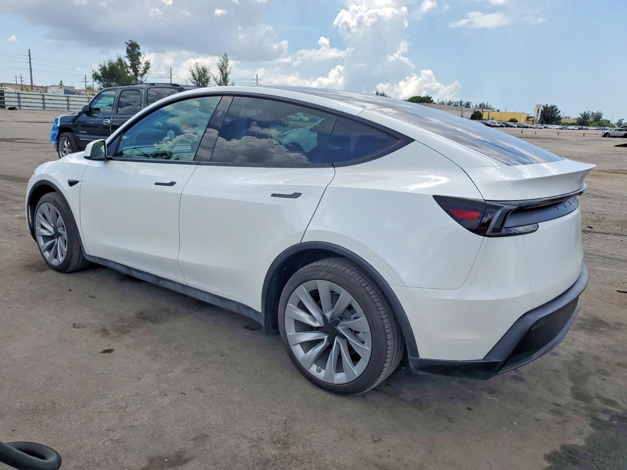 2026 Tesla Model Y - Image 2