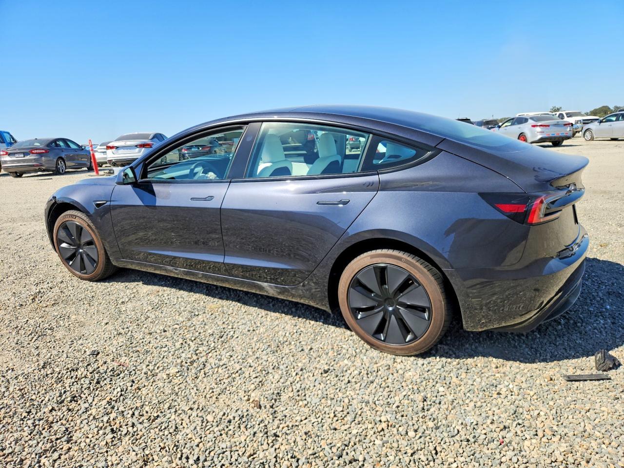 2025 Tesla Model 3 - Фото 2