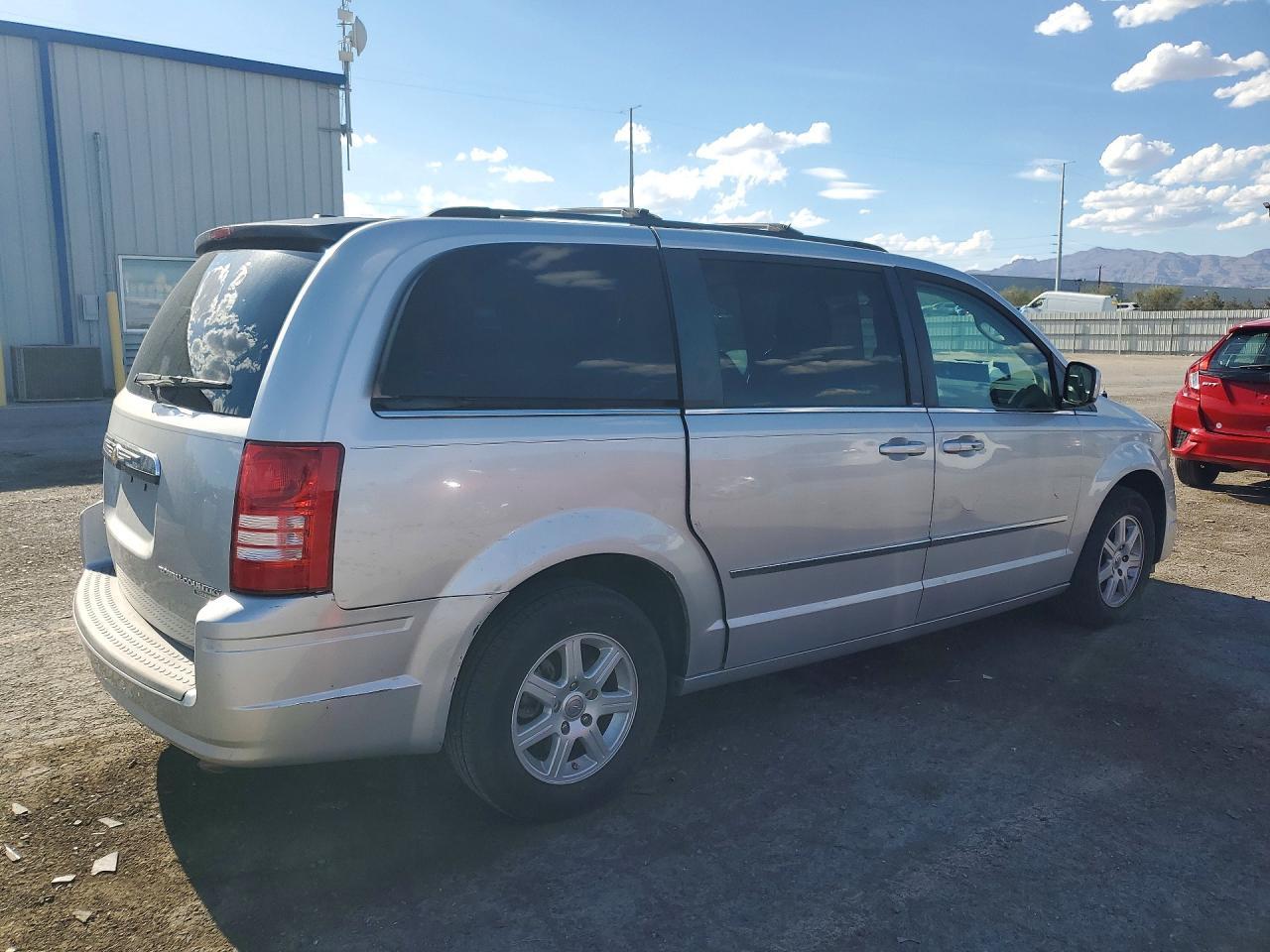 2010 Chrysler Town & Country Touring - Фото 3